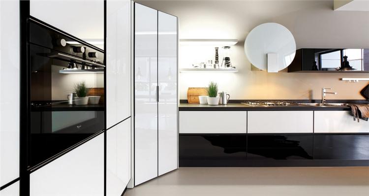 Tủ bếp Acrylic bóng gương trắng được sử dụng nhiều trong những căn hộ cao cấp