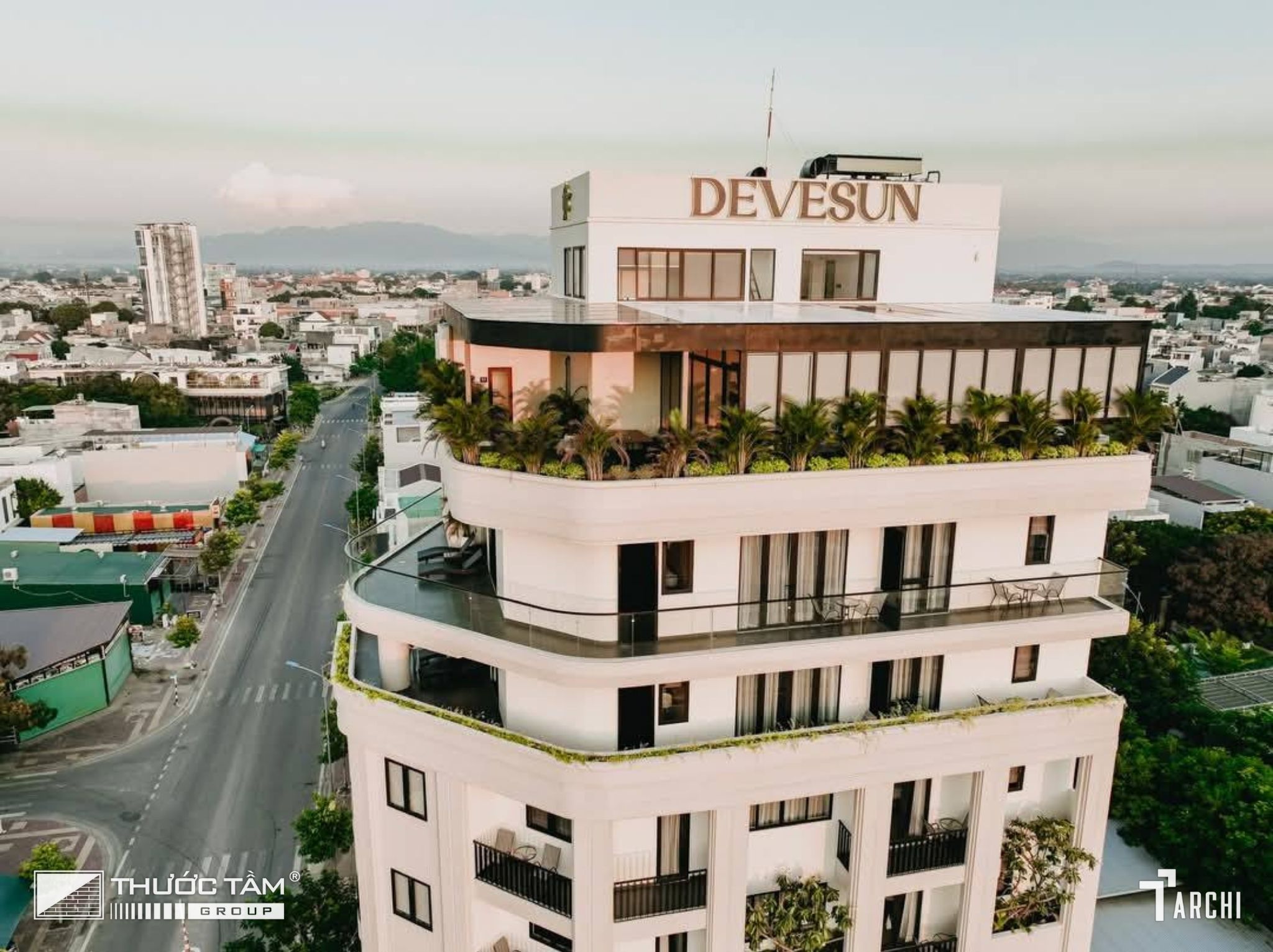 Đường nét hình khối tinh giản cùng gam màu trắng của DeveSun Hotel.